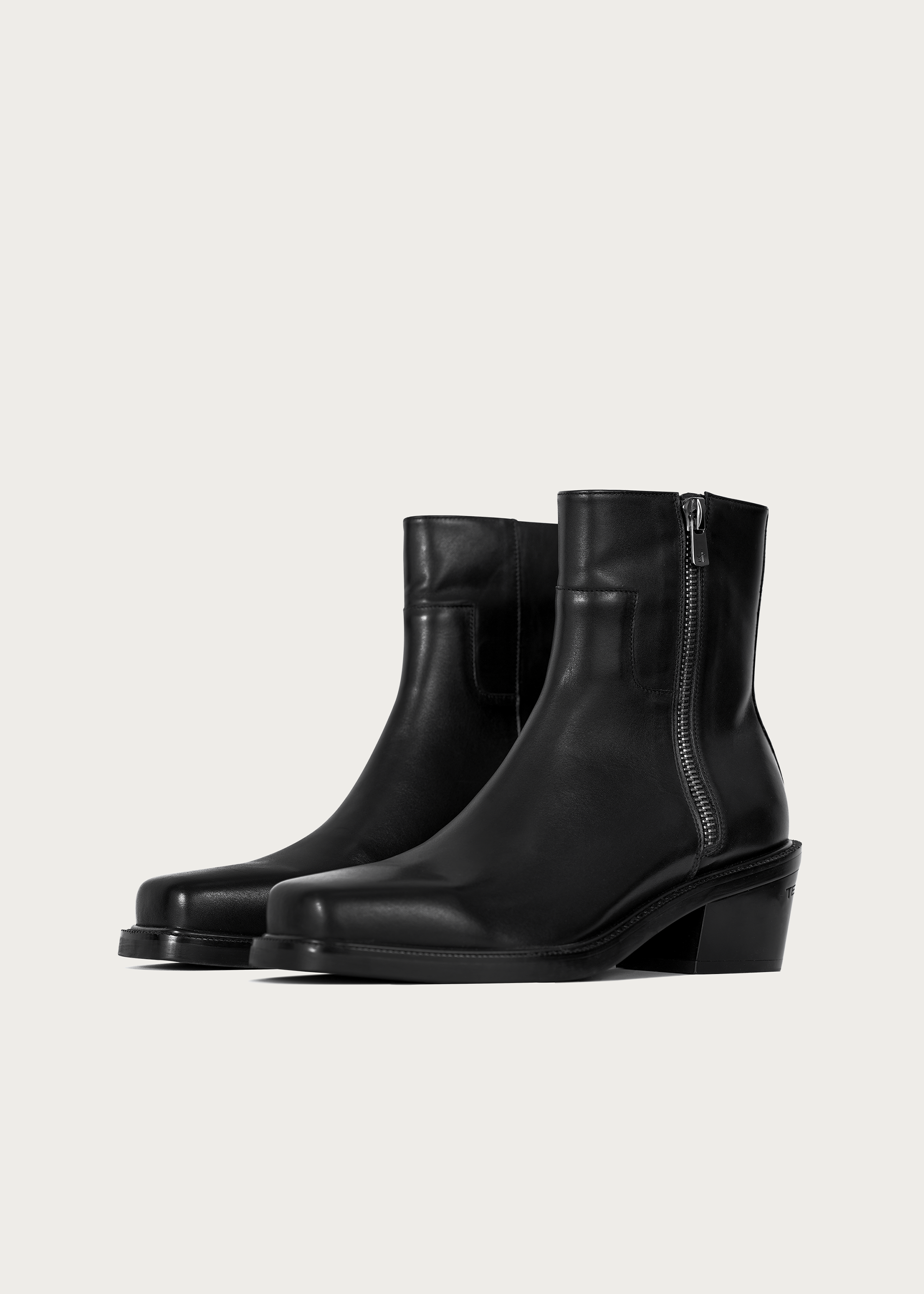 Square-toe ankle boots leather upper detail