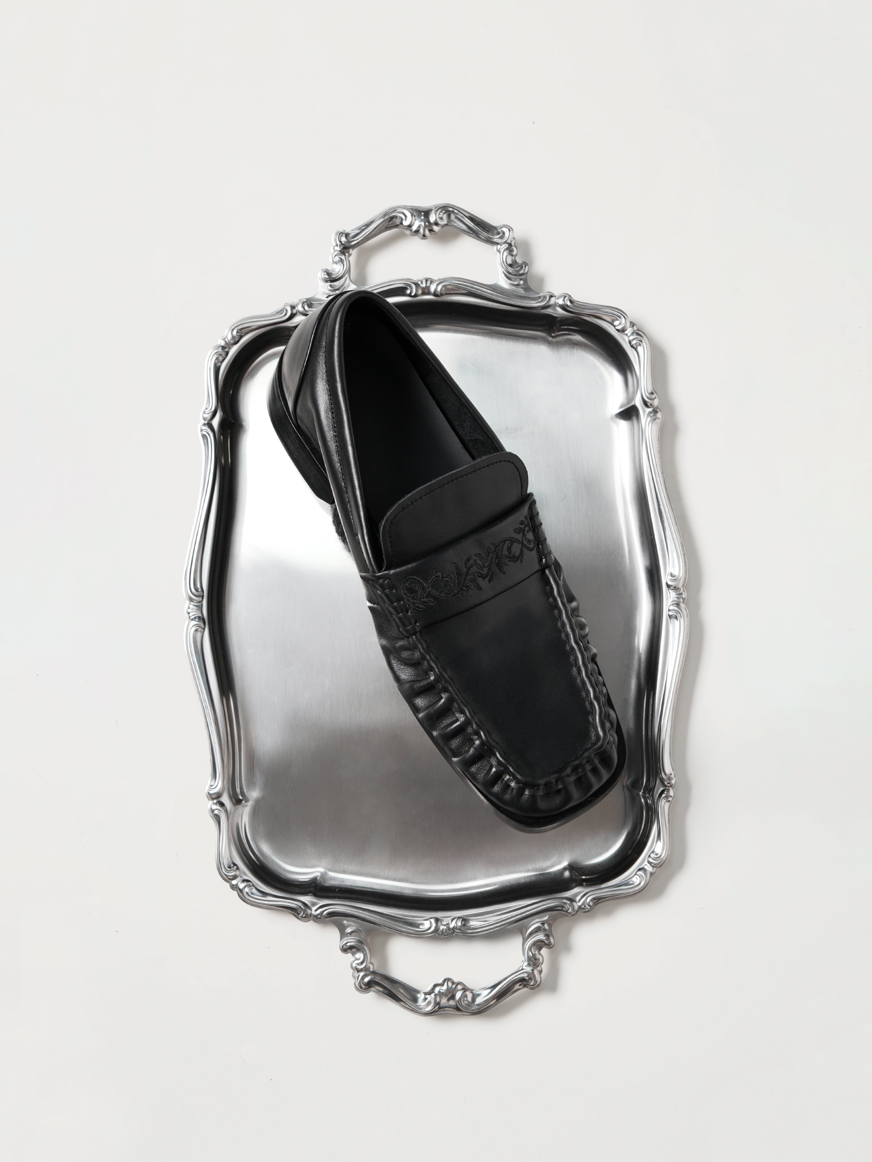 Square-Toe Vine-Engraved Loafers Elegant Black