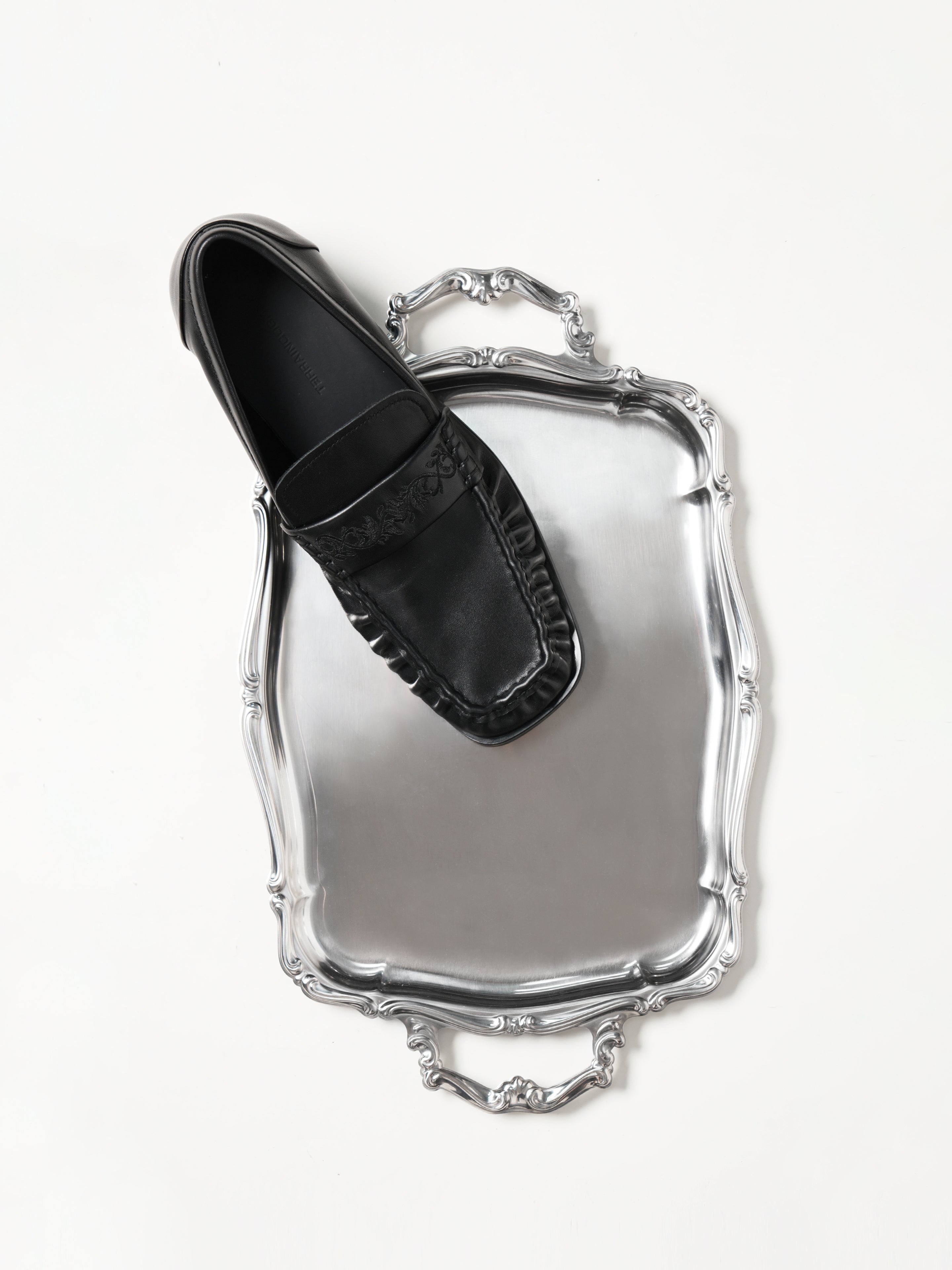 Square-Toe Vine-Engraved Loafers Elegant Black
