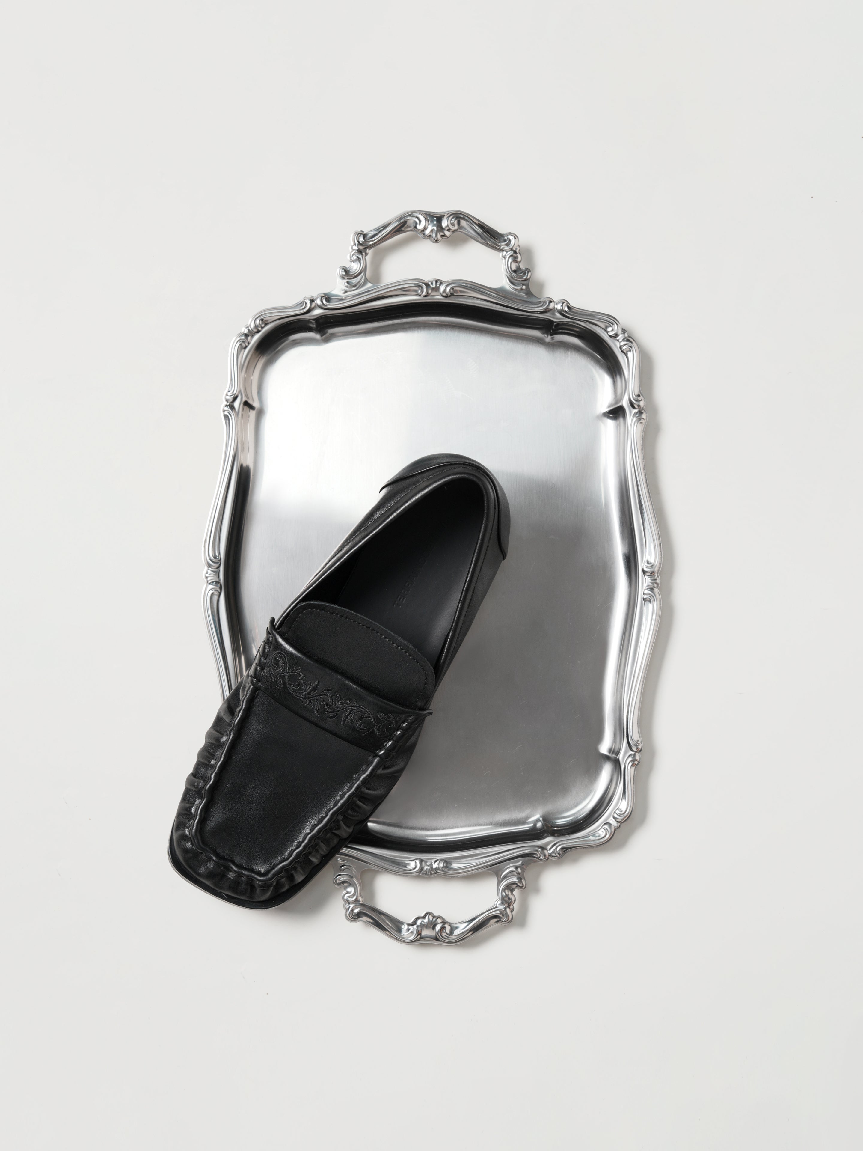 Square-Toe Vine-Engraved Loafers Elegant Black