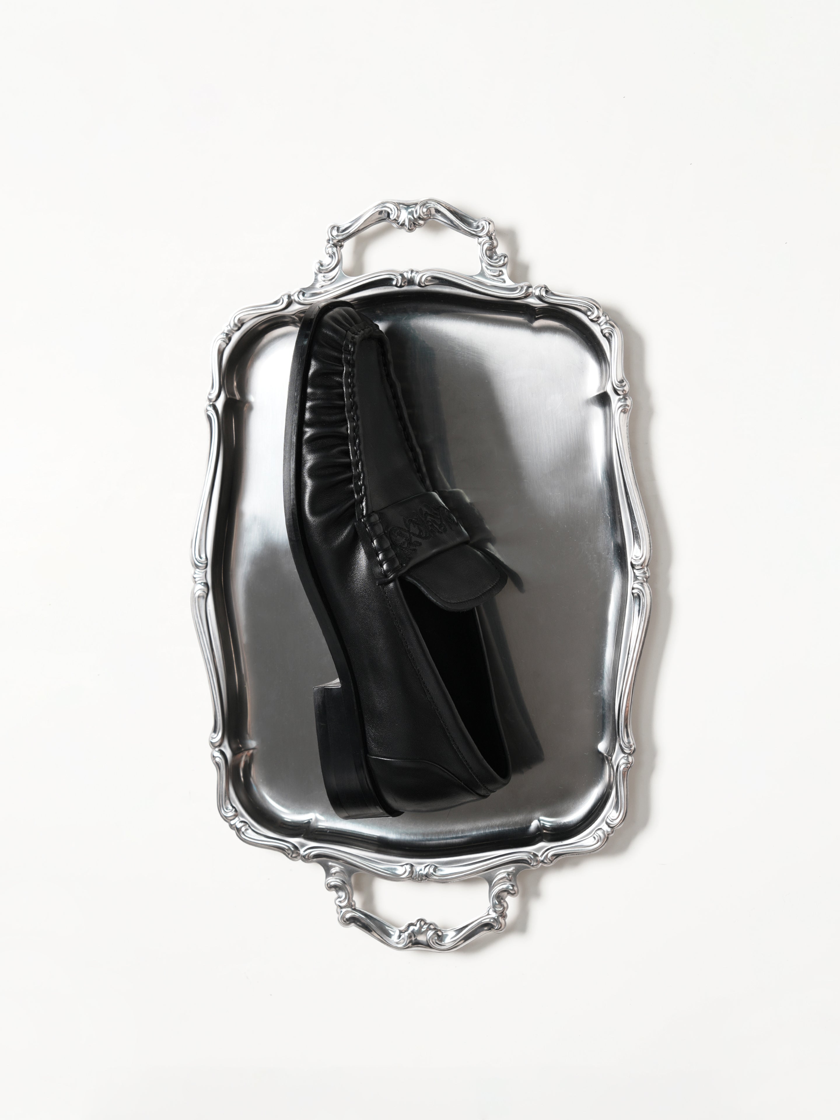 Square-Toe Vine-Engraved Loafers Elegant Black