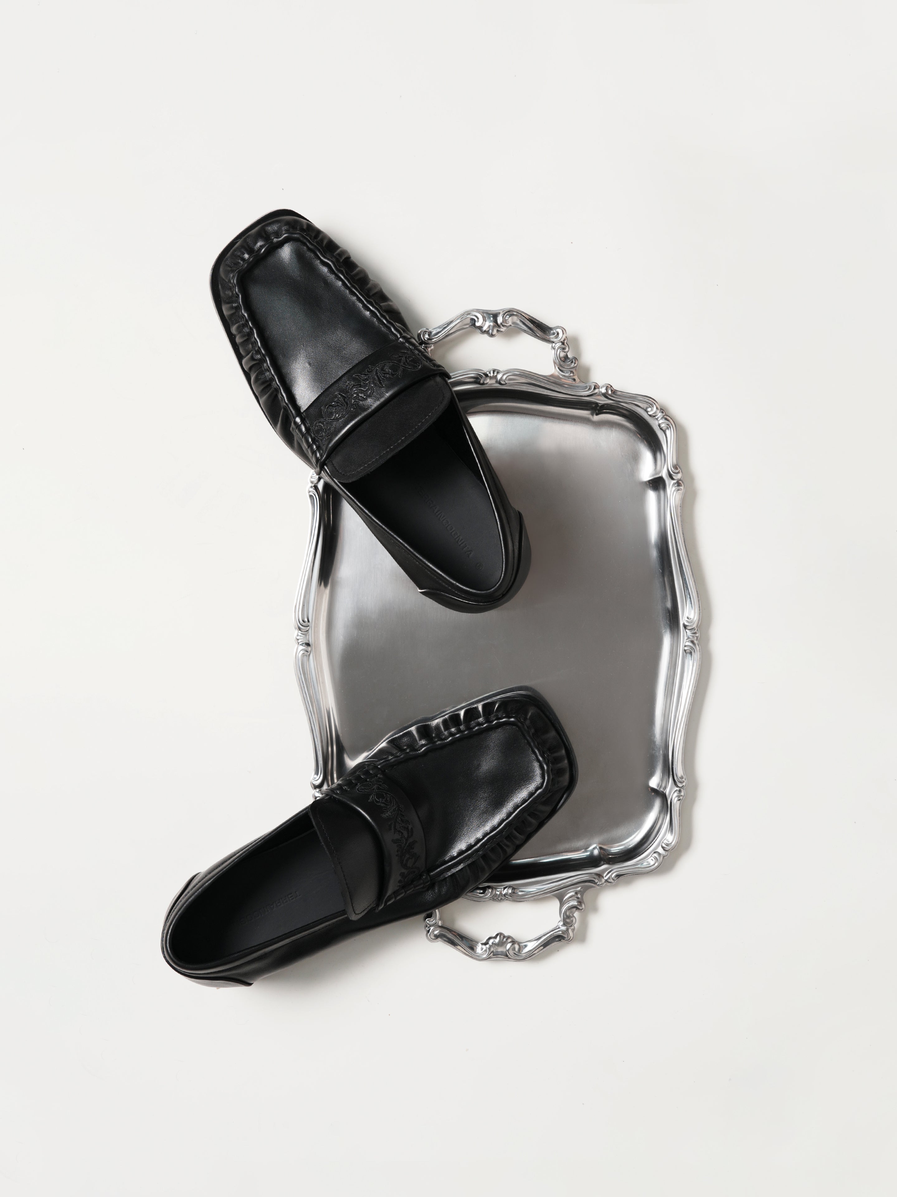 Square-Toe Vine-Engraved Loafers Elegant Black